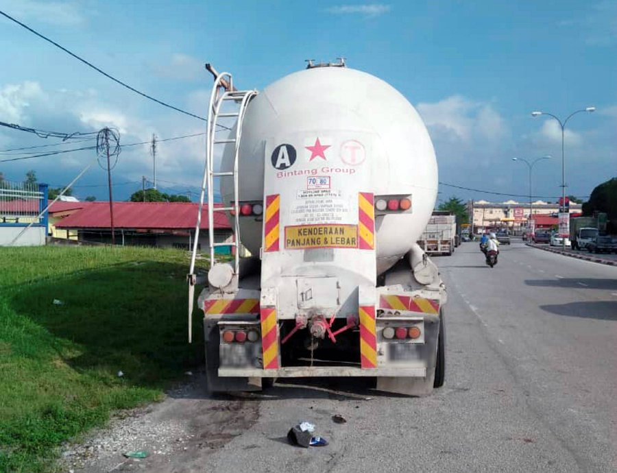 Bike crashes into tanker lorry, toddler killed