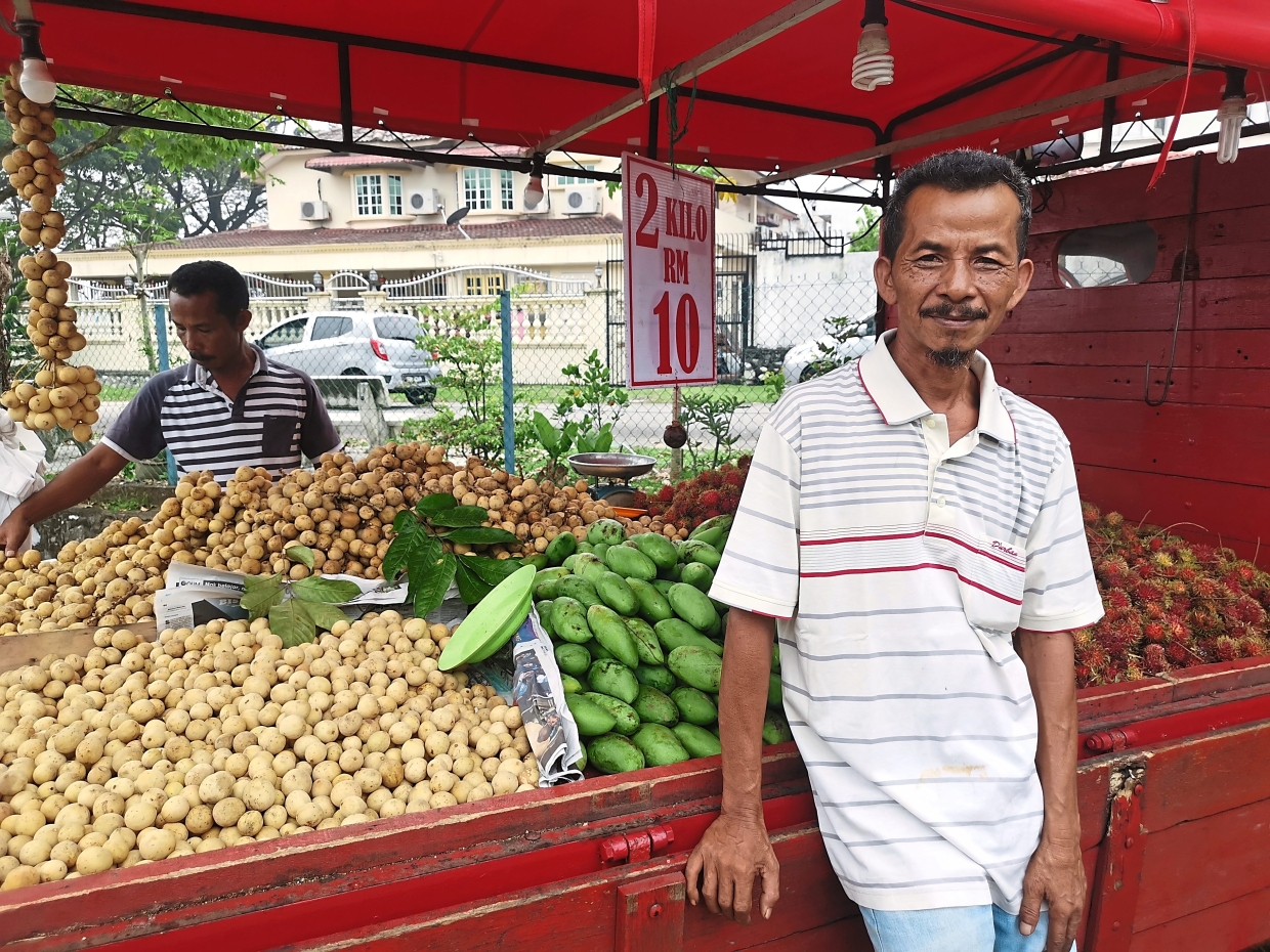 Fruit vendor of 30 years proud of his job