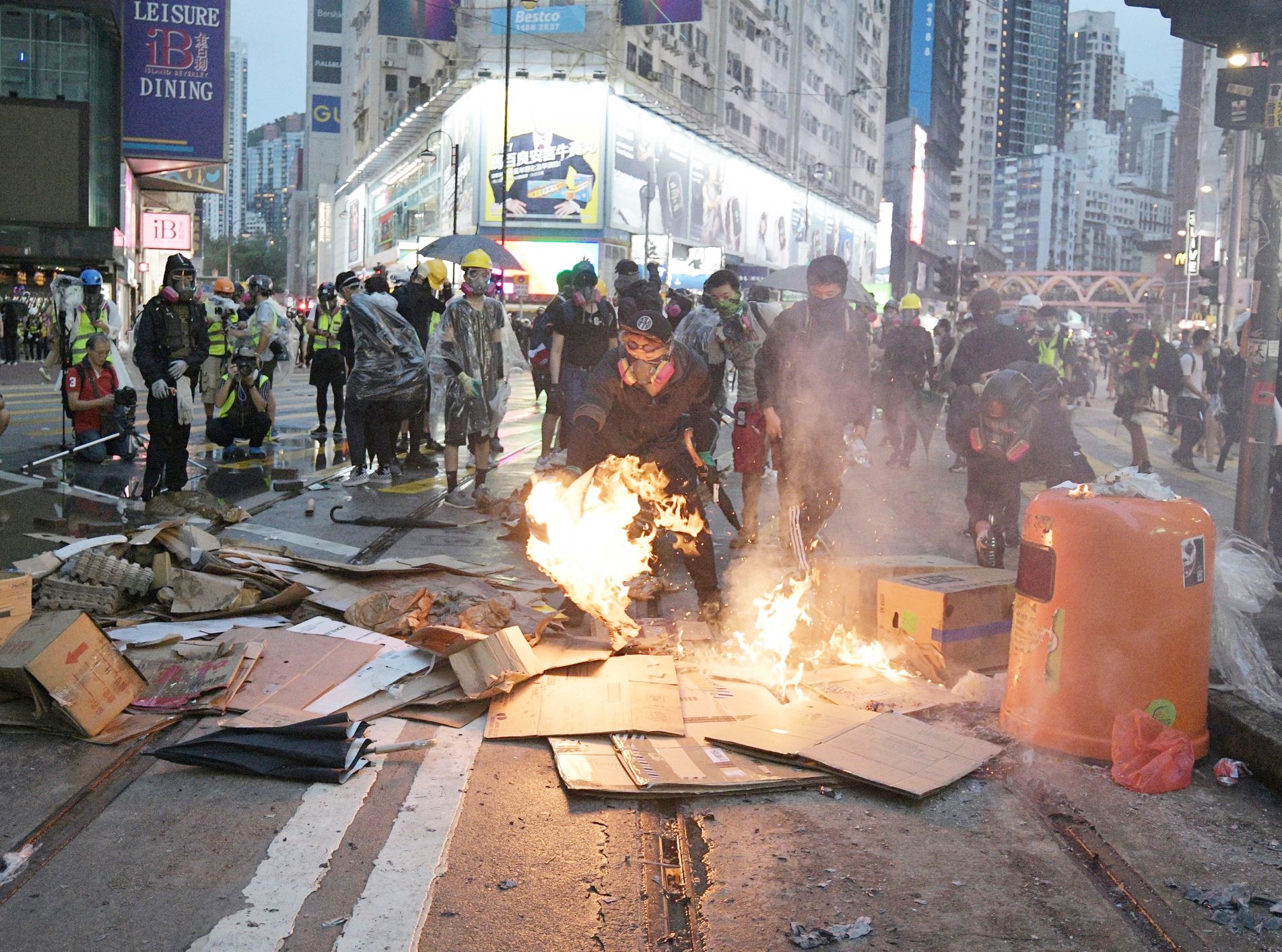 【施政报告】指政府首要为停止暴力 林郑：应向进行极端暴力行为者追究责任