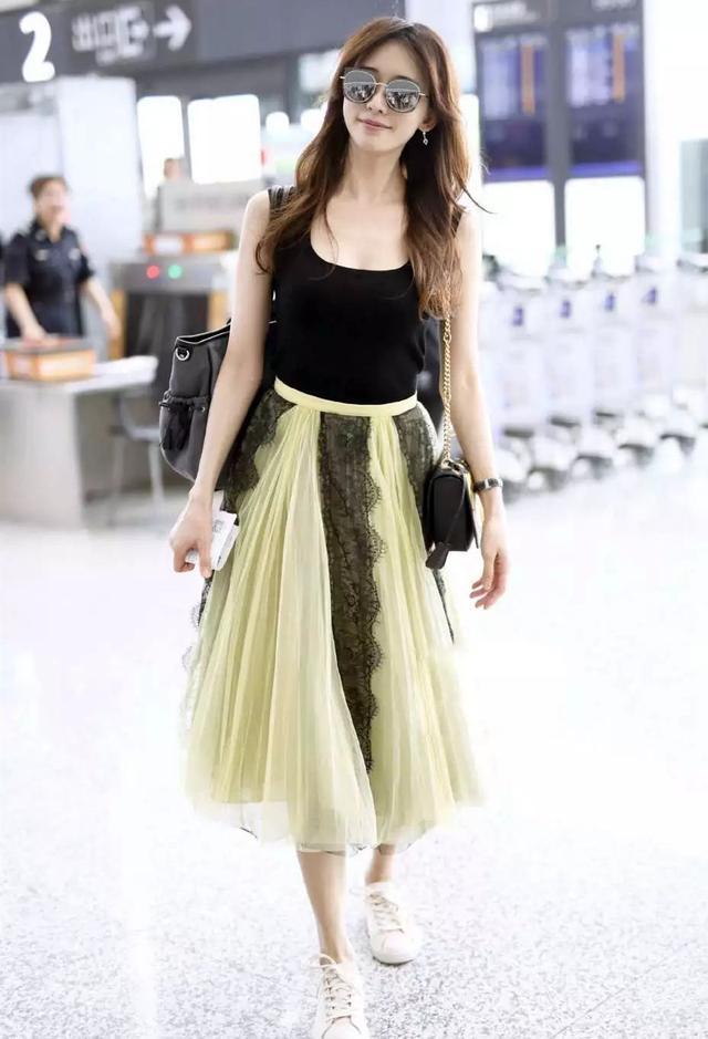 林志玲婚后魅力不减，穿深U针织衫气质清新淡雅，44岁毫无年龄感