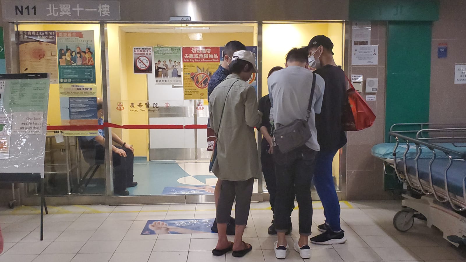 【岑子杰遇袭】岑坐轮椅被推照X光 吴文远等到场探望