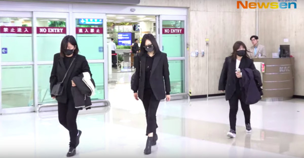 宋茜一身黑抵达韩国　网爆Krystal和Luna在雪莉灵堂“崩溃痛哭”