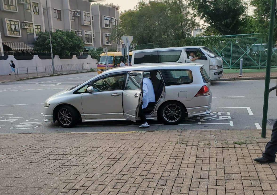 男生涉柜板夹老师前臂致骨裂 辩方质疑女教师隐瞒事件经过