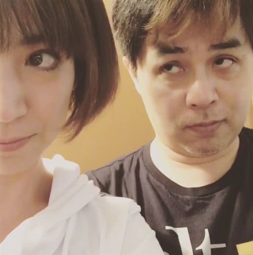 原创 53岁男星娶小18岁女偶像，蜜月嫩妻走丢被路人告知：你爸在那儿