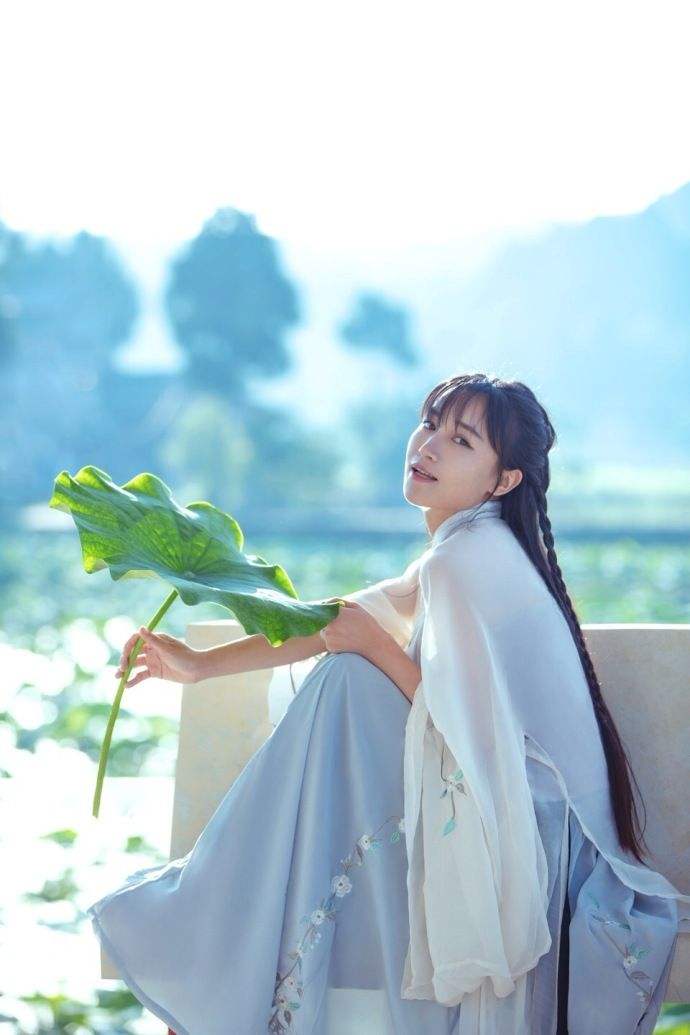 原创 李子柒参加国际非遗节，身穿旗袍气质清冷，不愧是“全网女神”