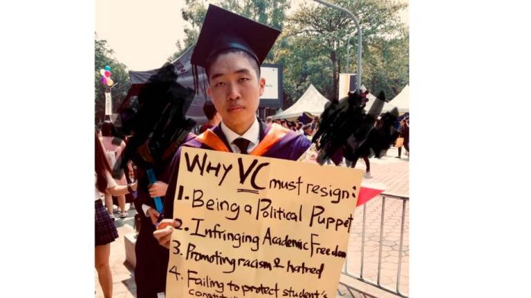 Student who held lone protest can collect degree, says UM