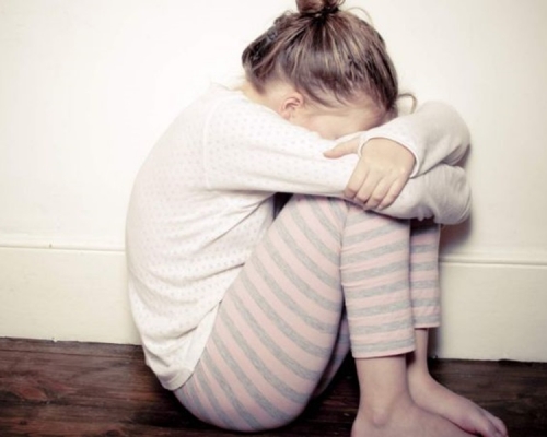 4岁女童多手摸妈妈私处 惊爆：「午睡时老师也这样摸我」