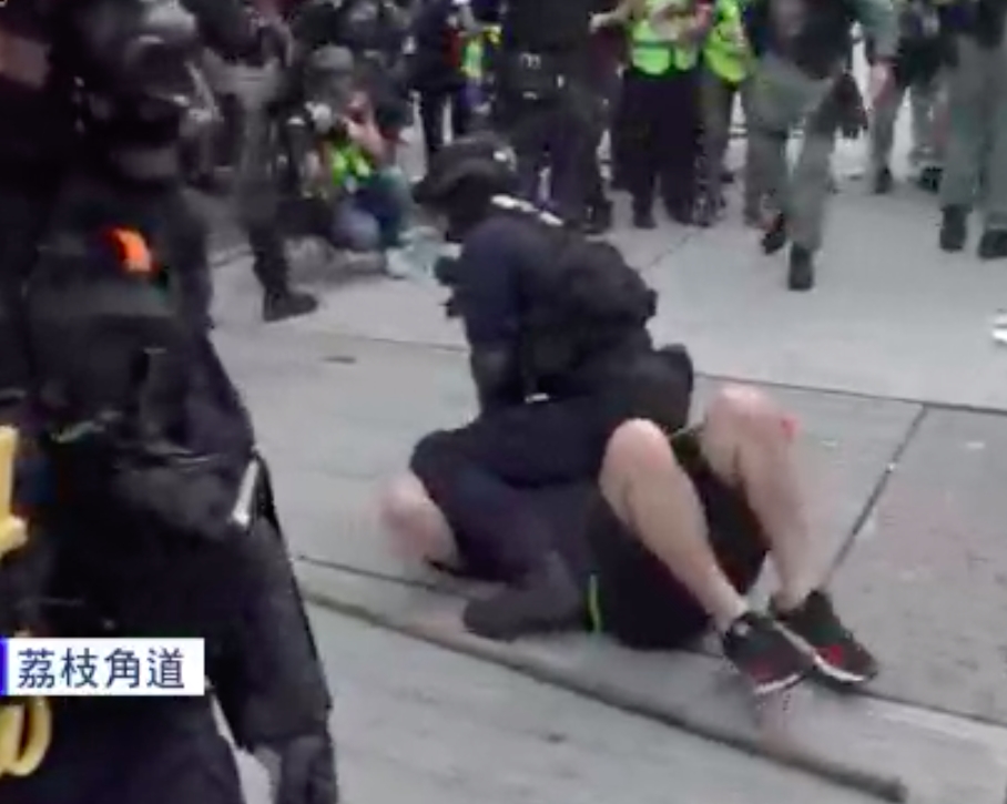 【修例风波】防暴警荔枝角道射催泪弹 速龙小队制服多人