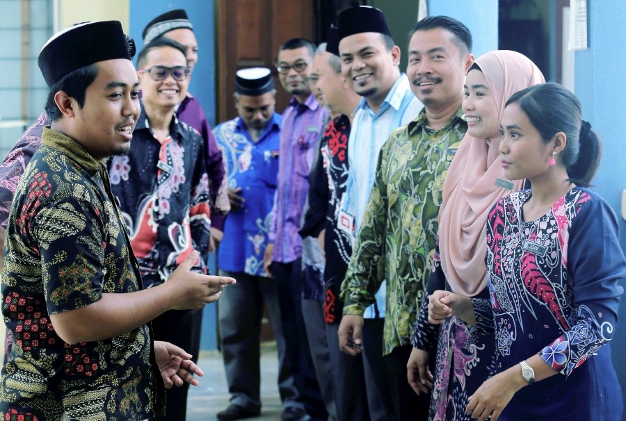 Teachers at Orang Asli school proud to wear batik outfits