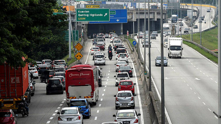 ‘Improve public transport before talking about reducing parking spaces’