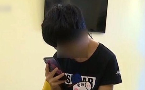 沉迷手机不愿戴眼镜　东莞15岁少年近视2400度
