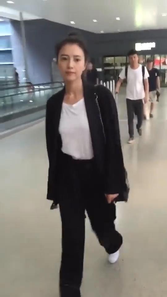 高圆圆现身机场被抓拍，40岁升级宝妈的她依然很美身材好