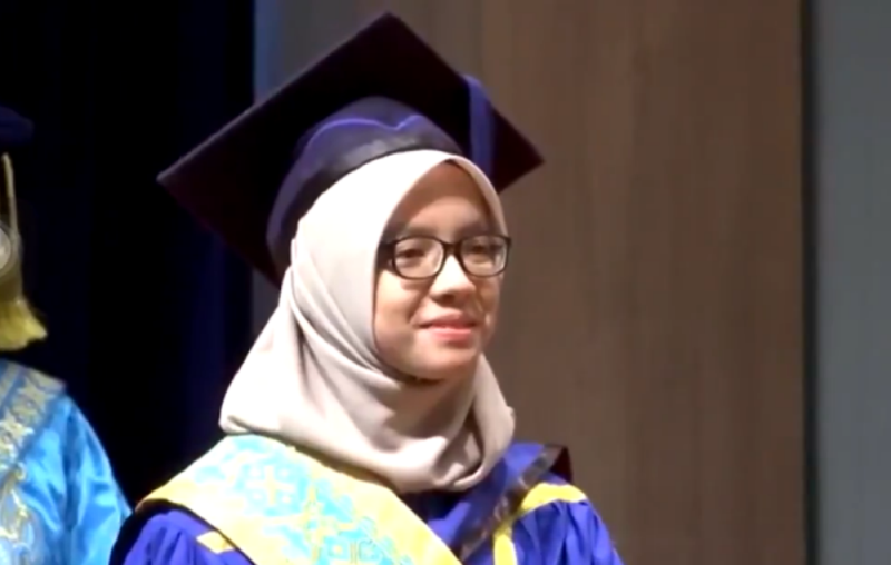 Perfect 4.0 GPA score for seven semesters gets Perlis student medal of excellence from Kedah sultan