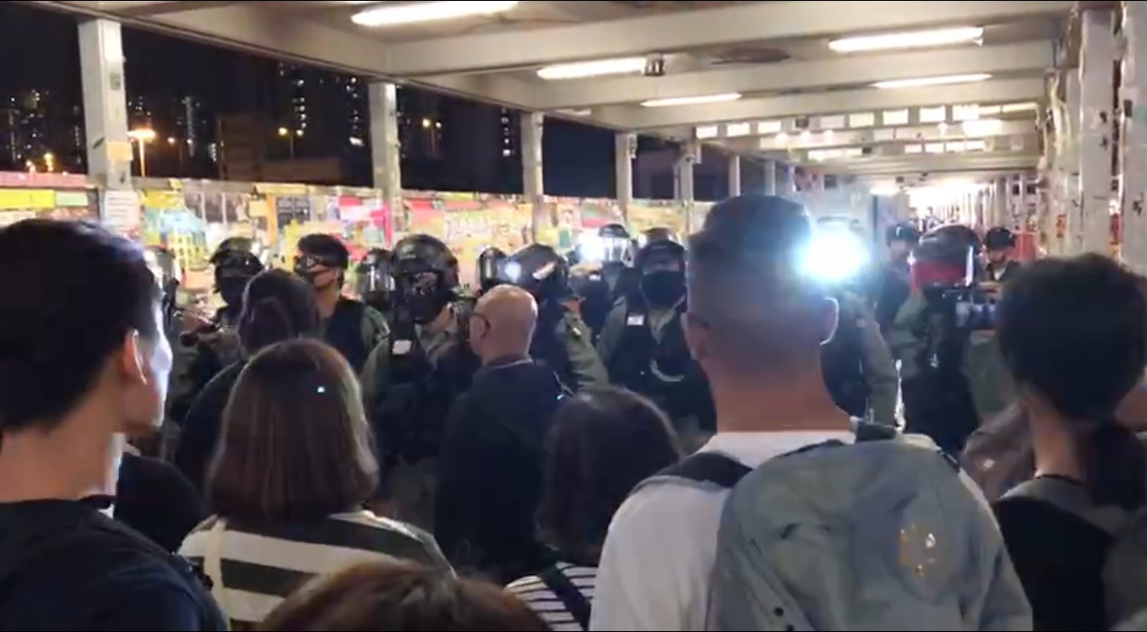 【修例风波】荃湾3男涉涂鸦被制服 警员持胡椒喷剂驱赶人群