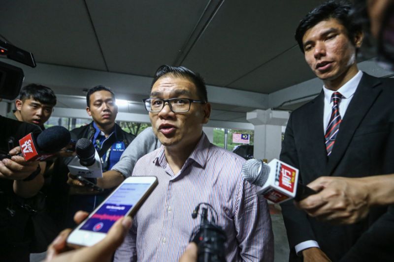 Defending ‘angry young man’ Hew, Kit Siang calls for review of pro-China comic book ban
