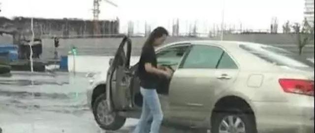 女司机急刹逼停后车，司机准备下车理论，看到她的举动懵了！