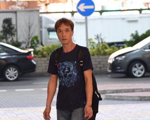 【堵塞机场】持刀追赶示威者 中年汉：带把刀出去想吓走啲人