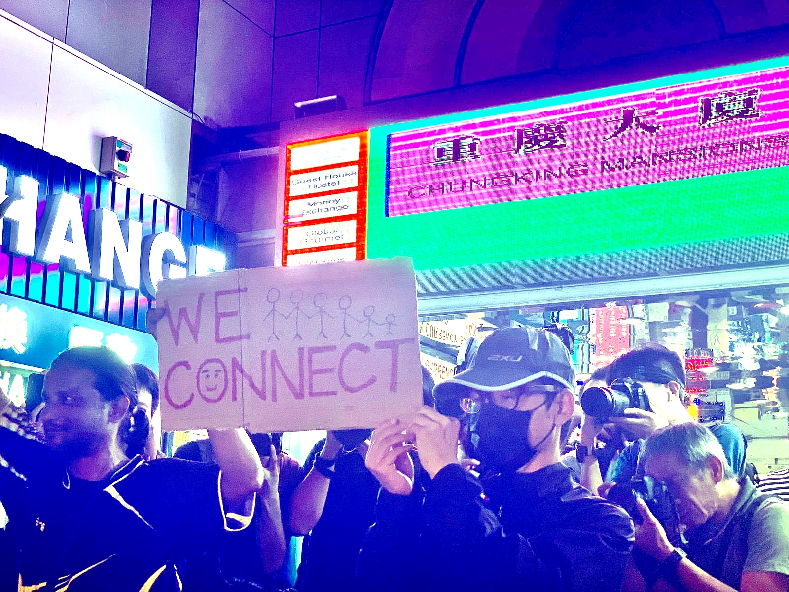 网民发起重庆大厦大合唱　英驻港总领事馆外组人链