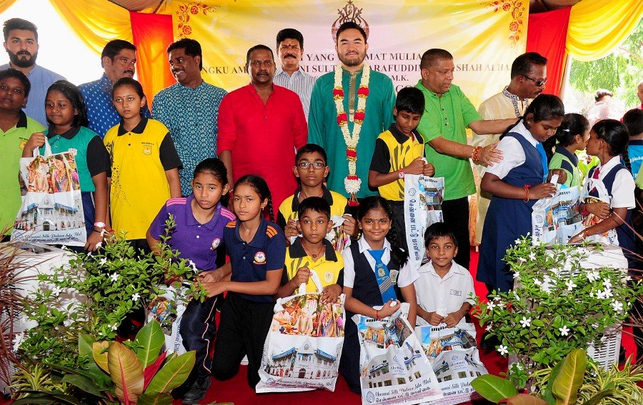 Selangor Raja Muda joins children in Deepavali shopping trip