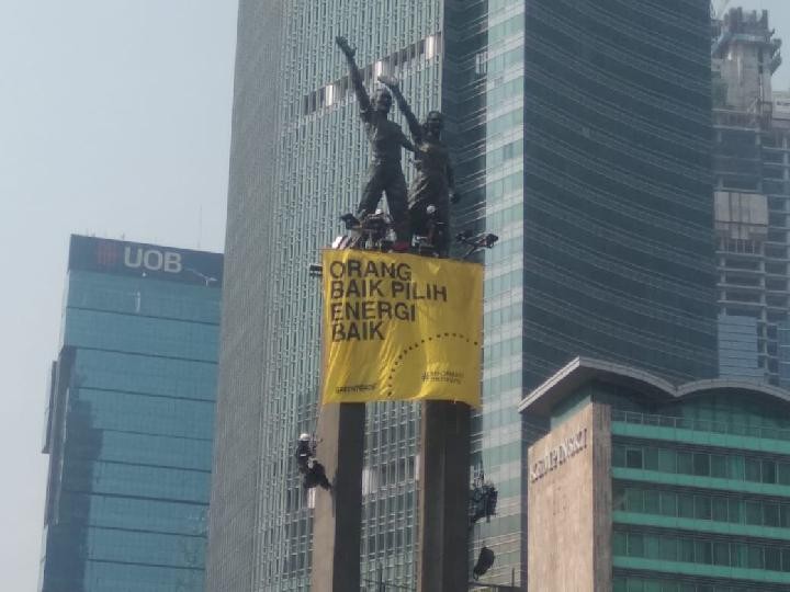 Greenpeace flies banners criticizing government as Jokowi's Cabinet sworn in