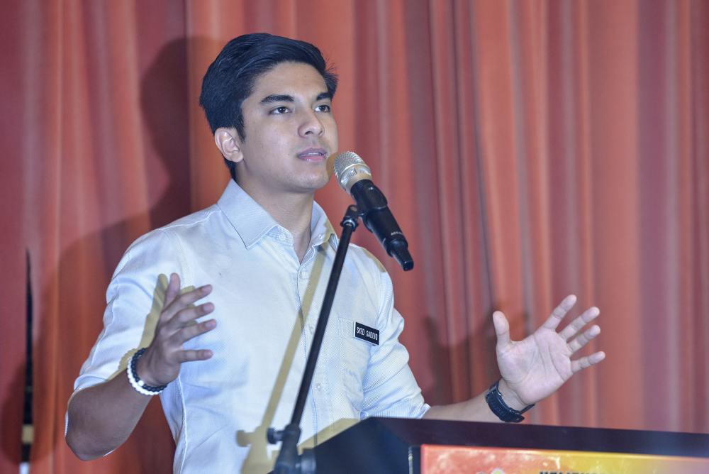 PH Youth goes door-to-door to meet Tanjung Piai folks