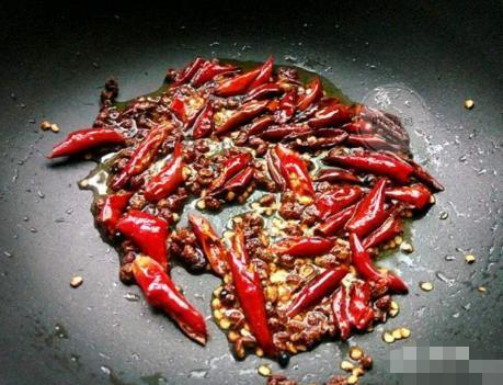 爷爷腌黄瓜有秘方，一切一压一拌，放半年也不坏，脆爽开胃真好吃