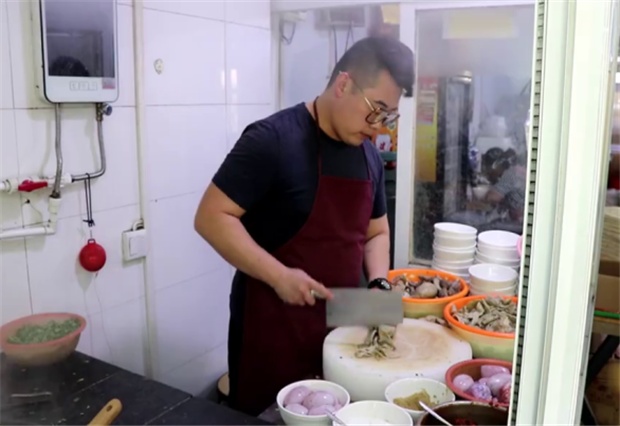 夫妻开店卖“特色”羊汤，30元一碗全是肉，食客：很多人排队来吃