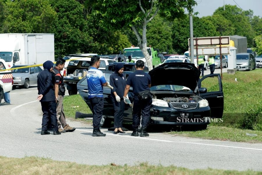 Cops discover live grenade, machetes in Melaka car; 3 arrested