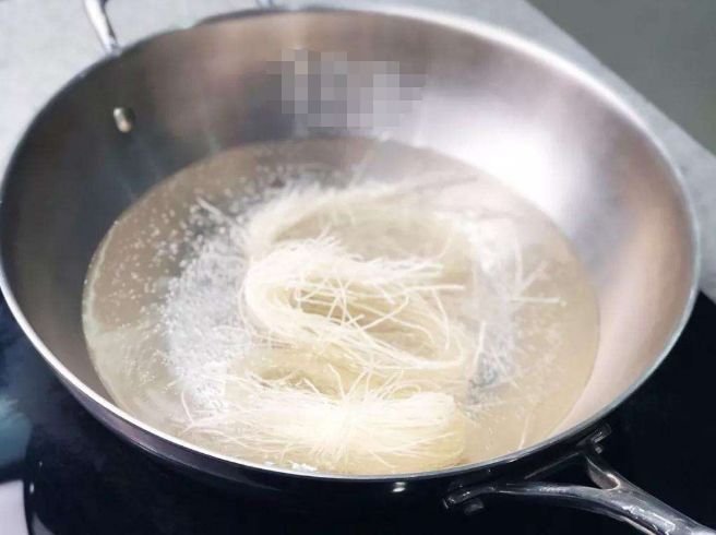 炒粉丝时，焯水后直接下锅炒是错的，多加一步，粉丝不煳不结团