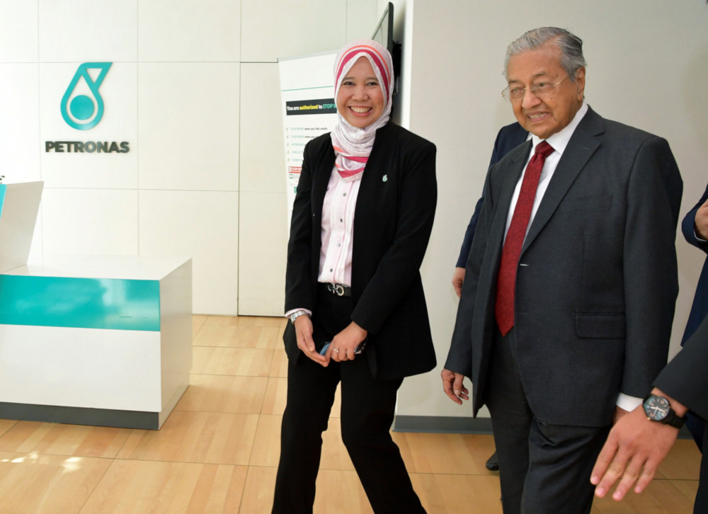 Dr M visits Petronas office in Azerbaijan