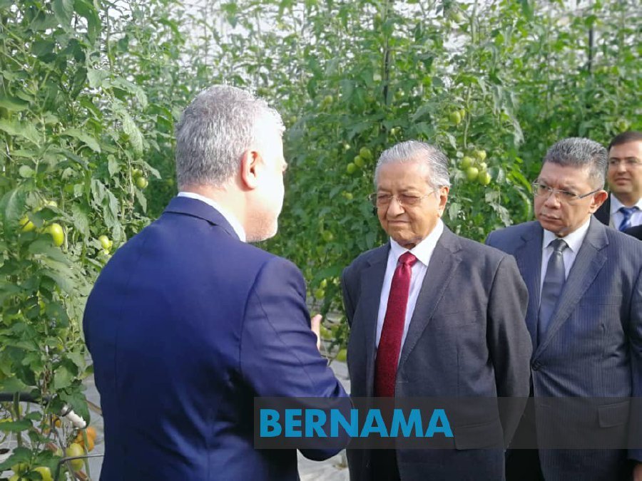 Dr Mahathir takes time out to visit Azersun Green Tech Farm