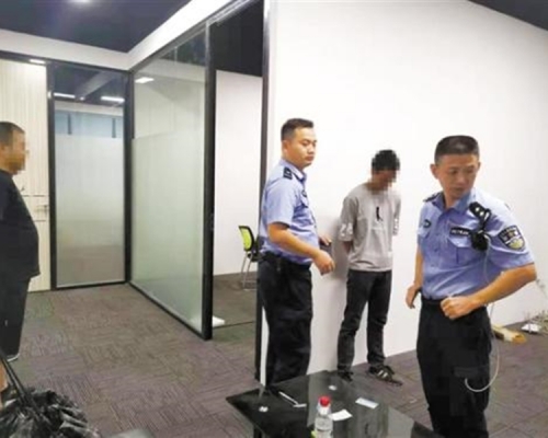 深圳警方捣破一诈骗集团 4疑犯各分饰29角行骗
