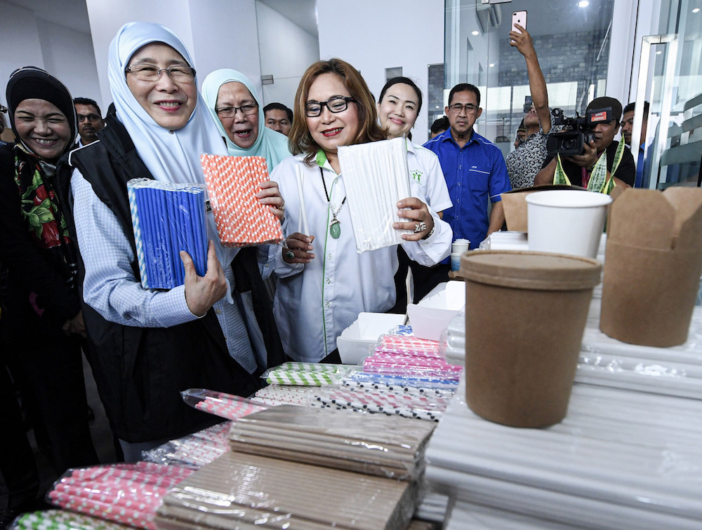 DPM: 20 sen plastic bag charge to be extended to all businesses starting 2022