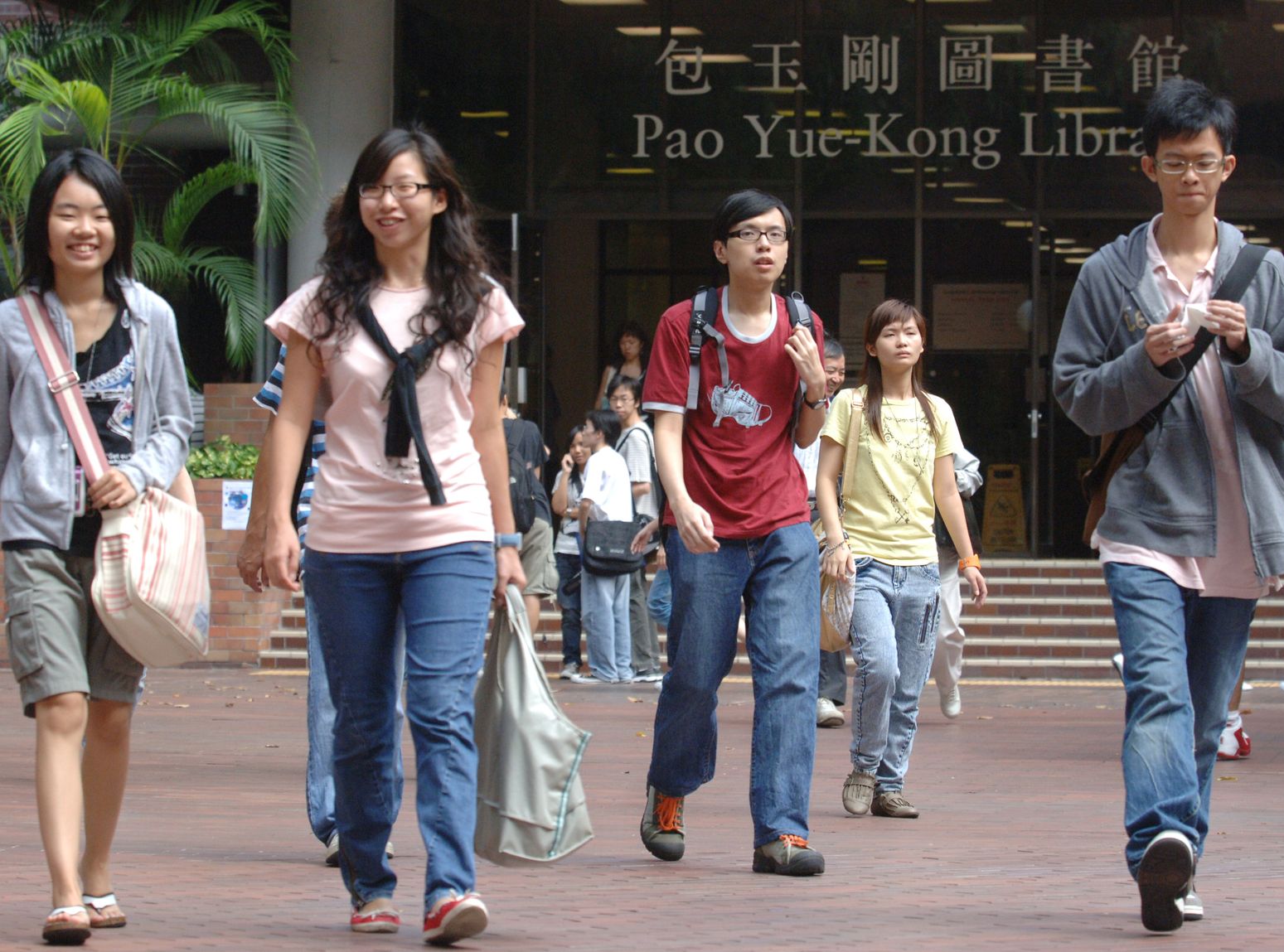大学毕业生全职空缺比去年同期减13% 平均薪金1.6万