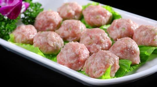 汆肉丸Q弹嫩滑的秘诀，就靠这“宝贝”，学会了比饭店做的还好吃