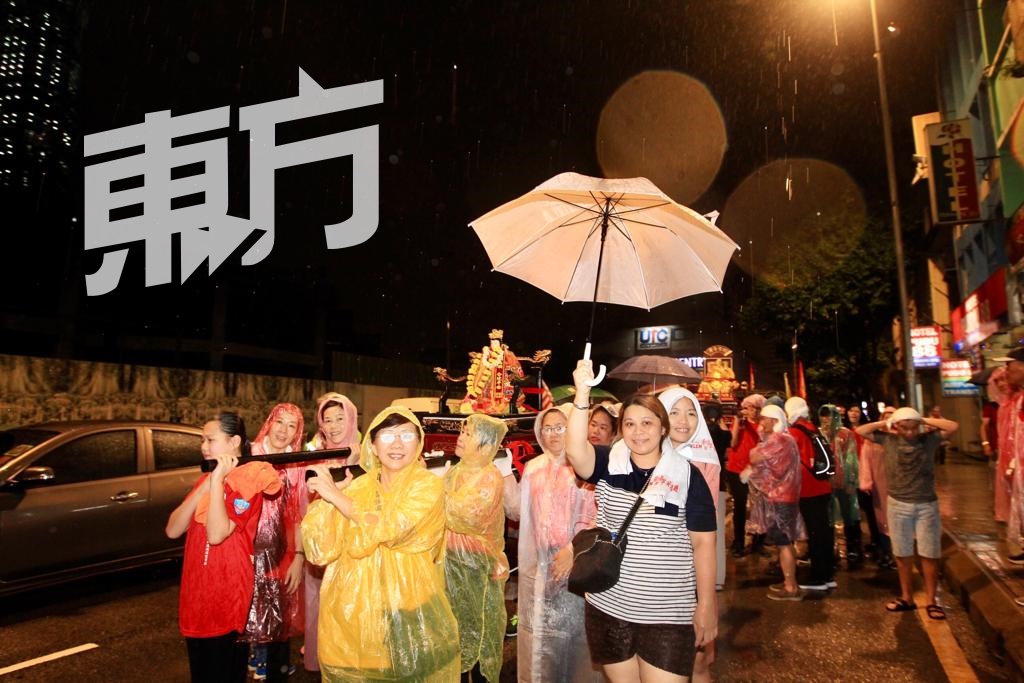 百人冒雨护驾　关公关夫人金身出巡