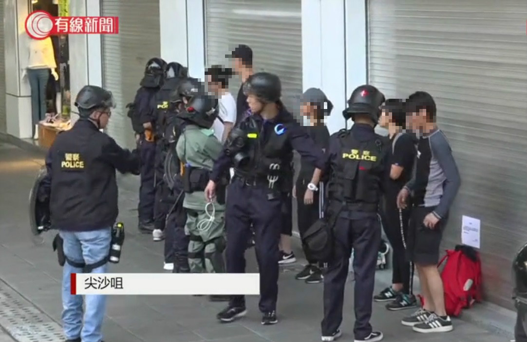 【修例风波】警方弥敦道再举黑旗 带走最少3名男女入警署
