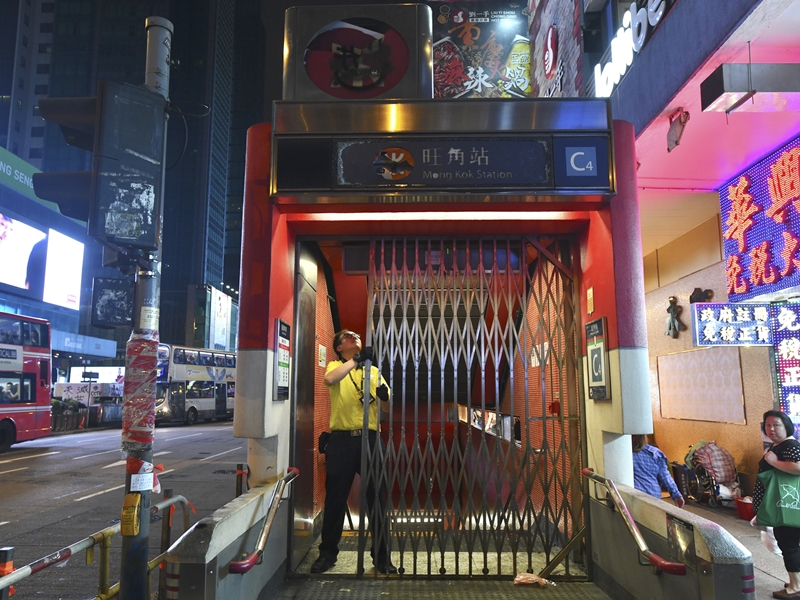 港铁旺角站遭掟燃烧弹 须关闭及列车飞站