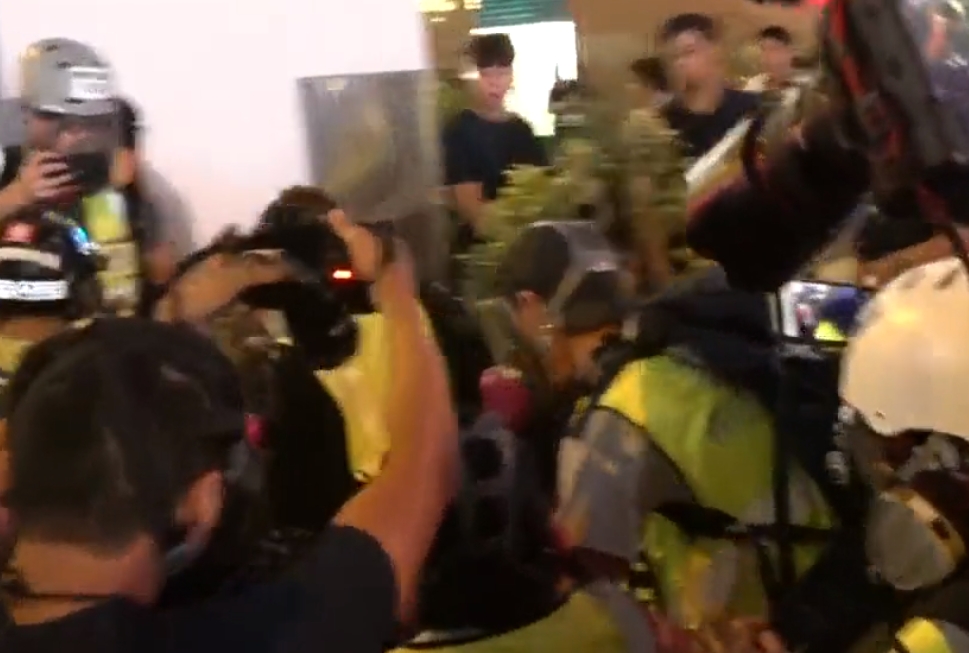 【修例风波】警旺角施放催泪弹 1记者疑脚部中弹受伤