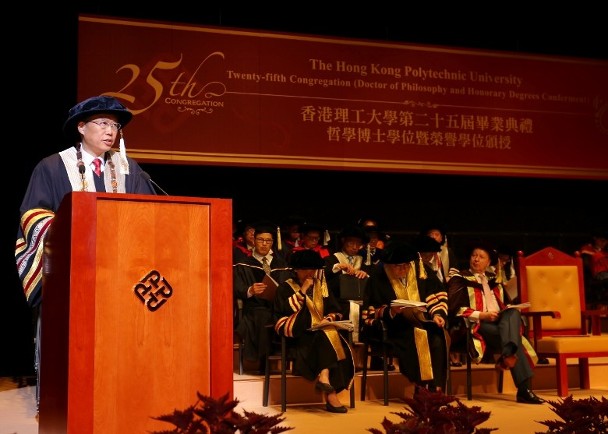 修例风波：理大博士毕业礼　校长拒与戴口罩学生握手