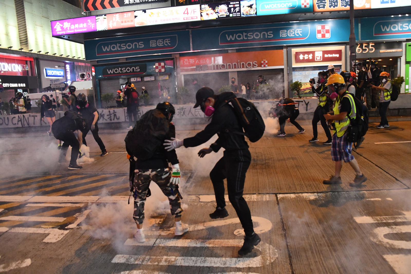 警方指旺角发现「未爆危险」胶箱 昨3宗暴徒围殴市民