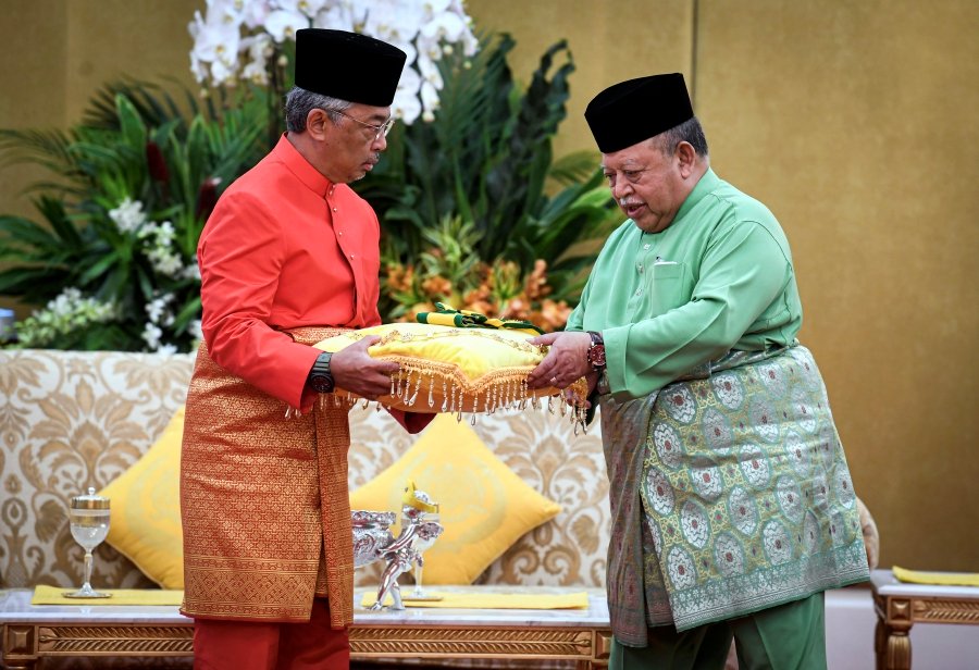 King accepts Perlis award