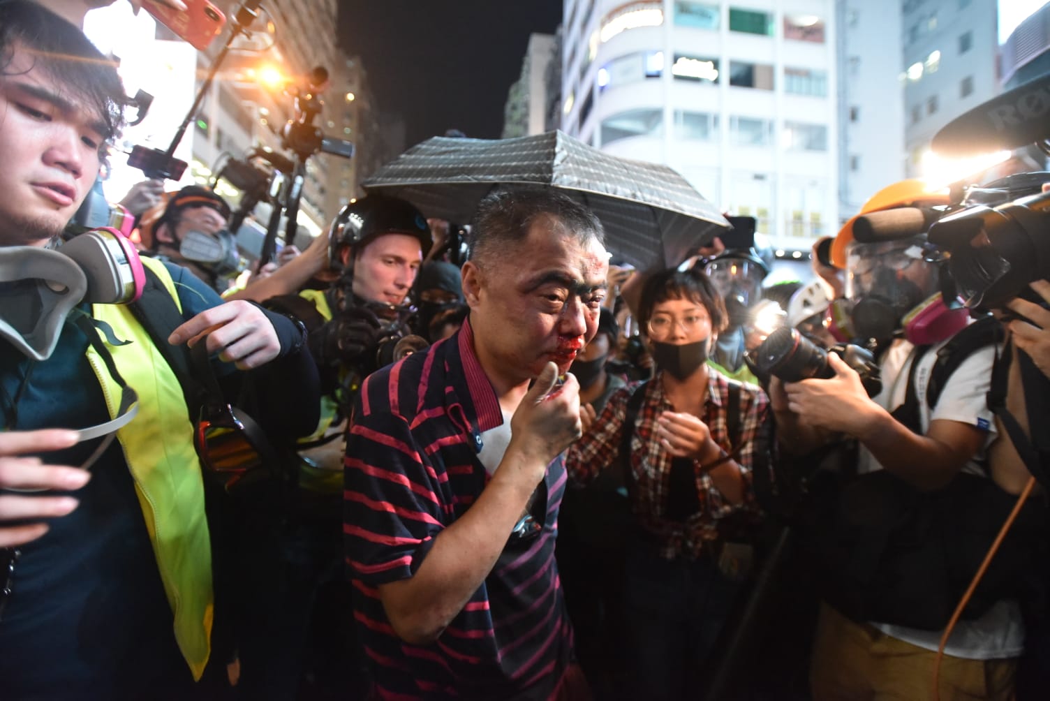 【修例风波】旺角男子遭示威者棍殴飞踢 普通话中年汉被围殴