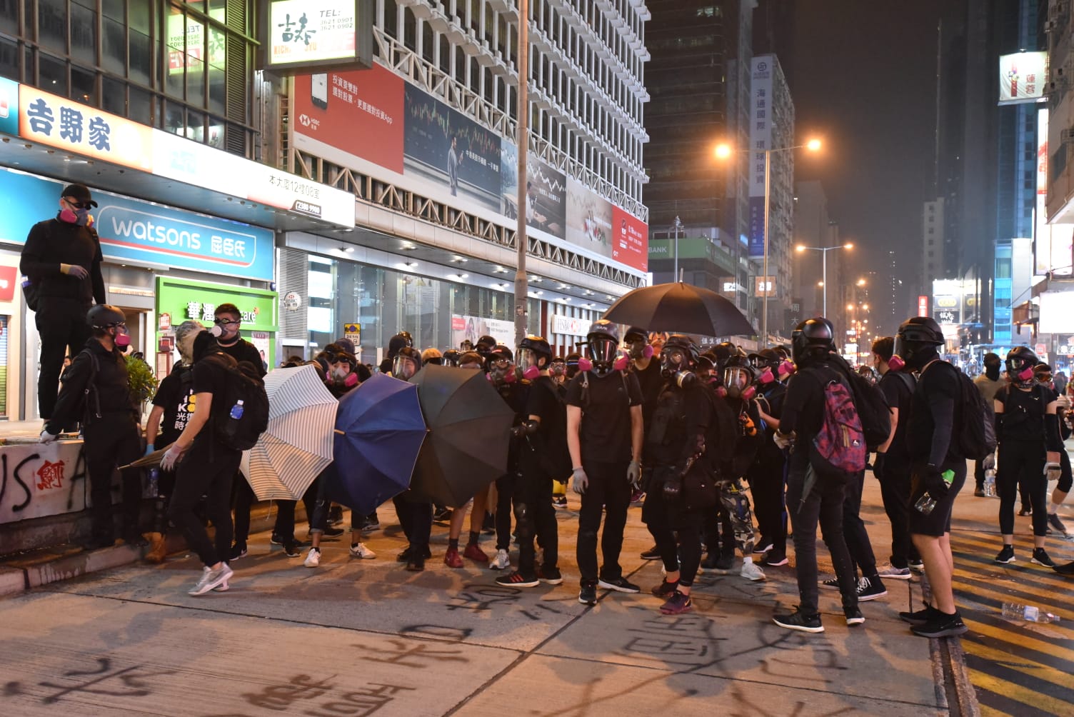 【修例风波】警方斥蒙面暴徒焚烧港铁站投掷汽油弹 促市民盡快离开