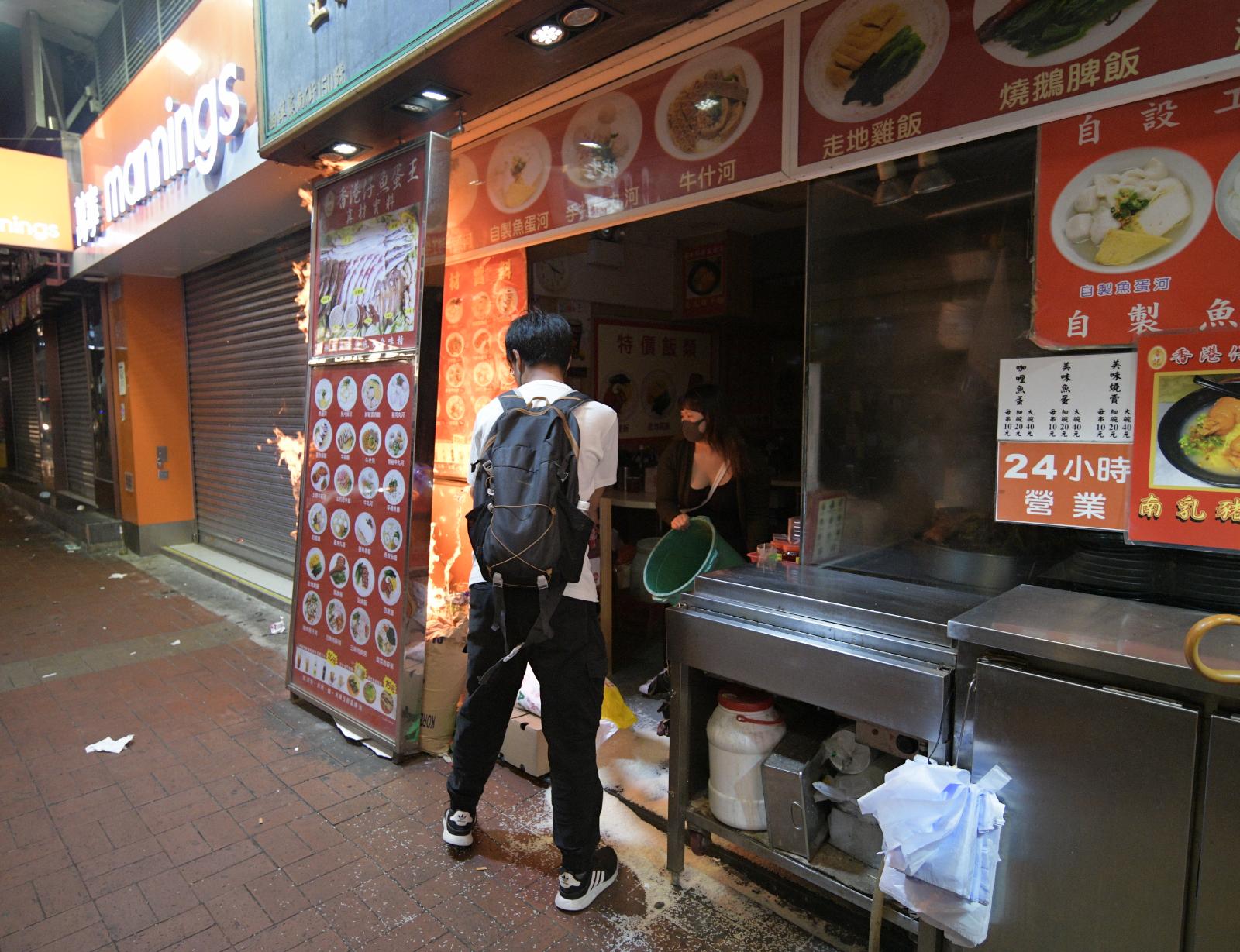 【修例风波】旺角粉面店被催泪弹射中起火 职员淋水扑熄