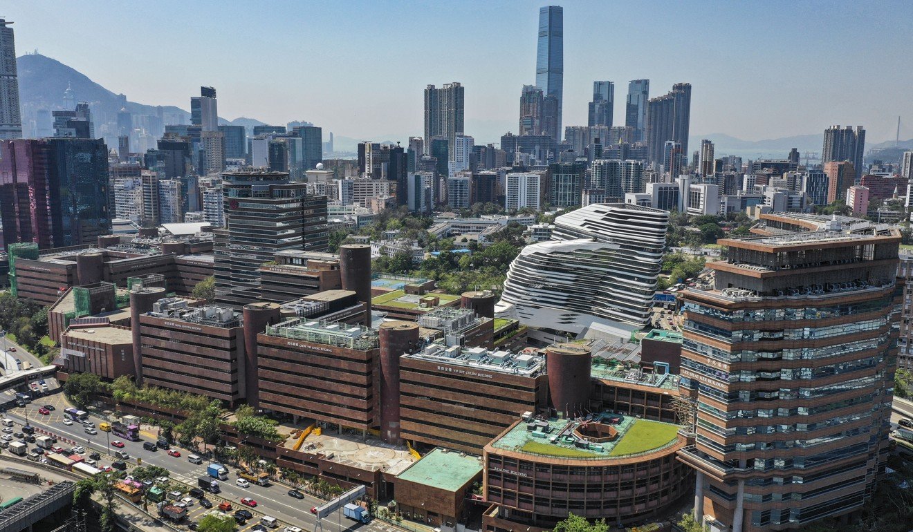 President of Hong Kong Polytechnic University Teng Jin-guang refuses to shake hands with students who wore masks during graduation ceremony