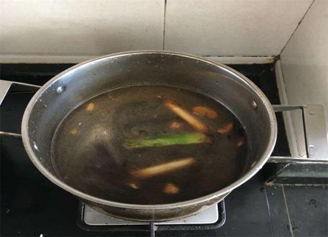 奶奶煮了30年茶叶蛋，只用5种香料，入味好吃，街坊邻居天天来蹭