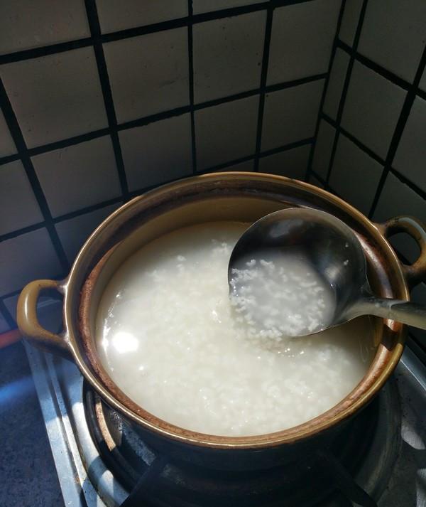 做皮蛋瘦肉粥时，皮蛋直接煮就错了！多加1步，粥不苦更不腥