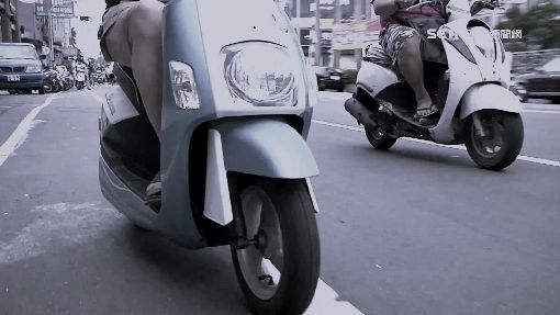 风衣长袖卷入车轮 女子右手臂被绞断撕裂