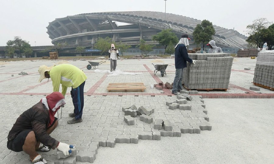 Malaysia cuts foreign workers, sparking labour shortage fears